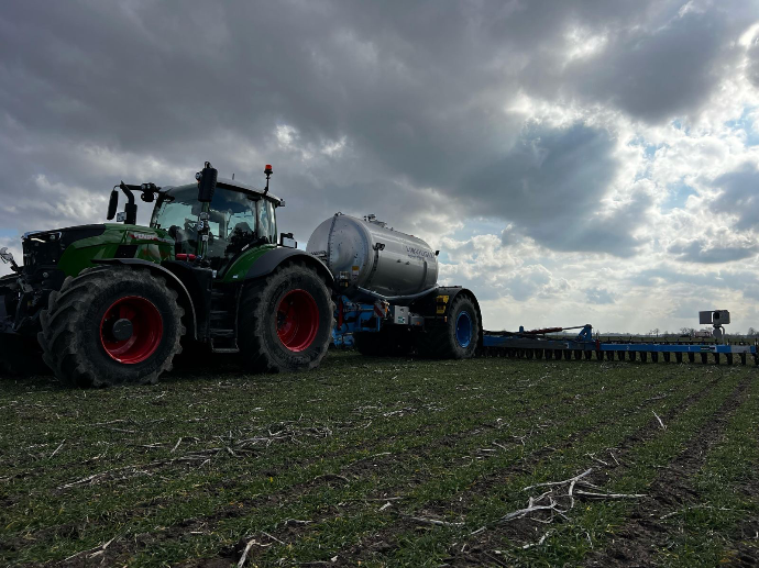 Fendt mit Fass und ausgeklapptem CULTAN-Gerät