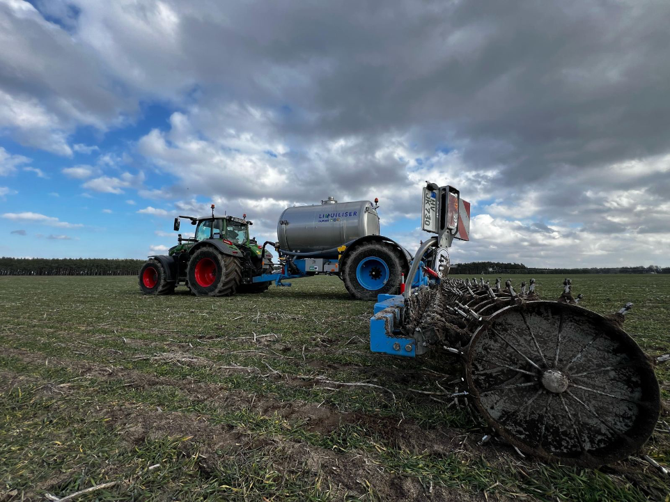 CULTAN-Gespann mit Fendt und Liquiliser-Fass auf dem Feld