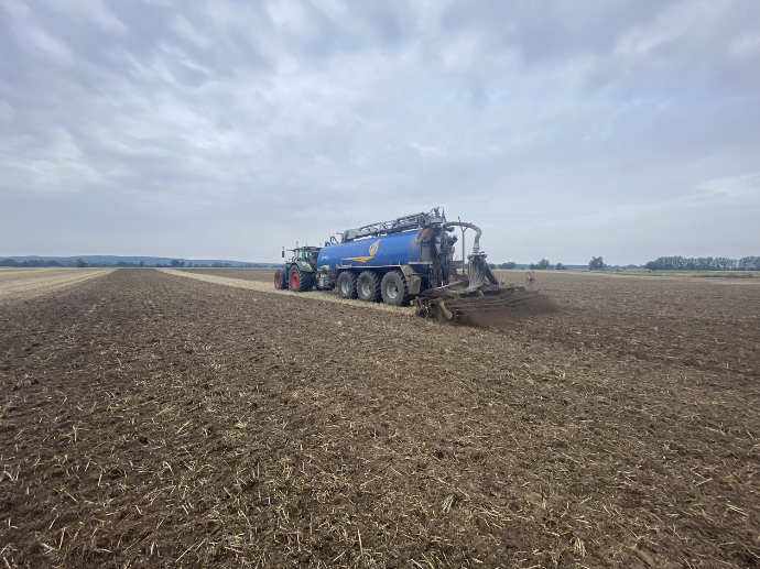 Güllefass mit Volmer-Gülle-Scheibenegge auf dem Stoppelfeld