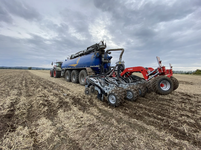 Volmer Culex Strip-Till hinter dem Güllefass