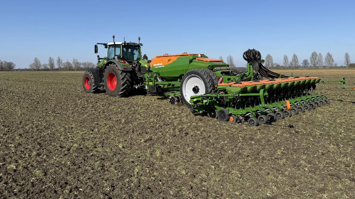 Amazone Precea 6000-TCC mit Fendt auf dem Feld
